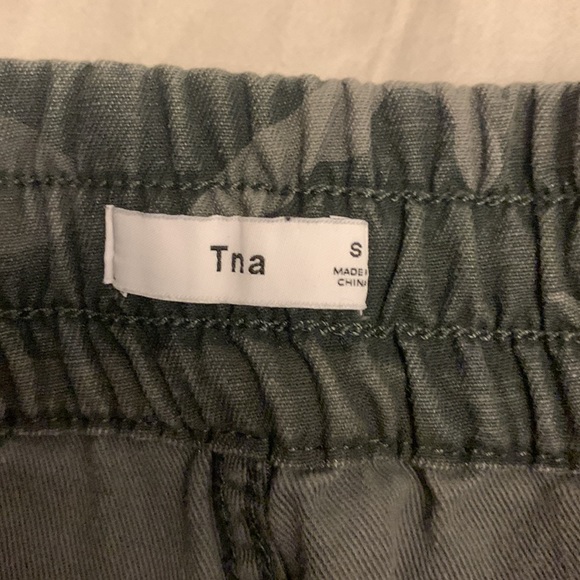 Aritzia camouflage cargo pants - Picture 2 of 2